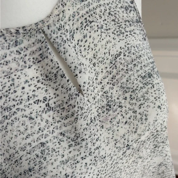 Violet & Claire Speckled Gray and White pattern sleeveless flowy Top - Picture 7 of 12